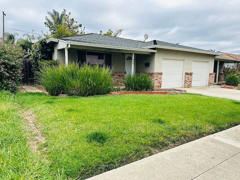 1st image of 977 College Dr