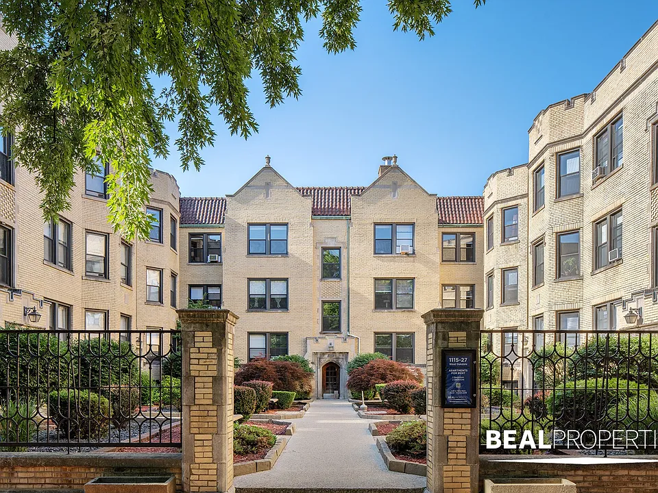 1117-27 W Oakdale