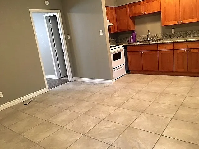 Western Oaks Apartments — Photo 7