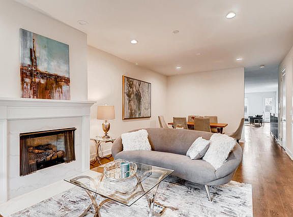 3rd image of 832 N Marshfield Ave #1