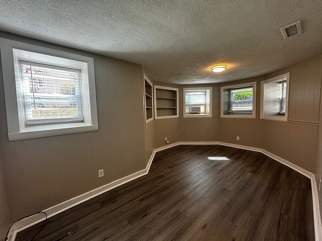 1 bed, 1.0 bath, 650 sqft, $2,400 — Photo 2