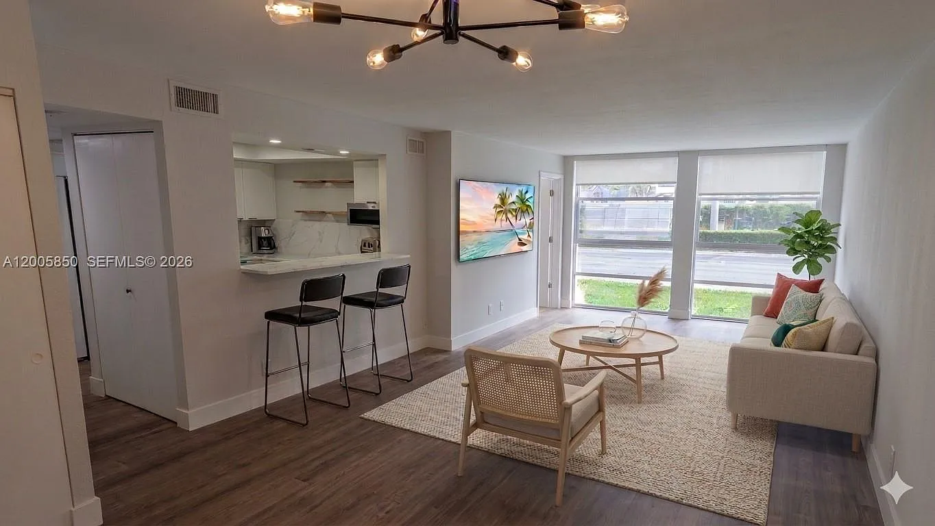 Desoto Park Condo — Photo 1