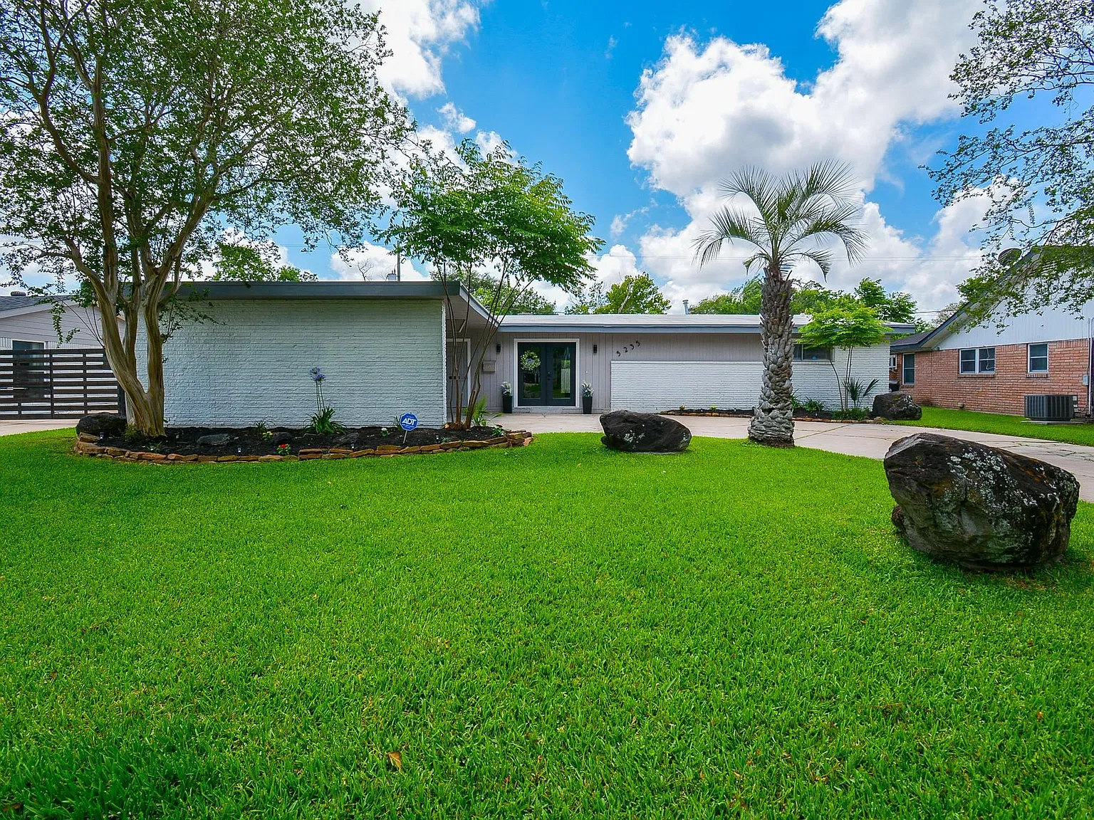 4 bed, 3.5 bath, 2580 sqft, $3,200 — Photo 1