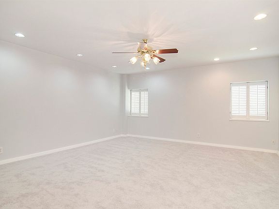 2nd image of 6211 W Nw Hwy APT G208