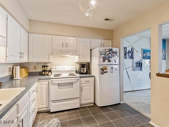 3rd image of 4565 Woodland Ave Unit 4