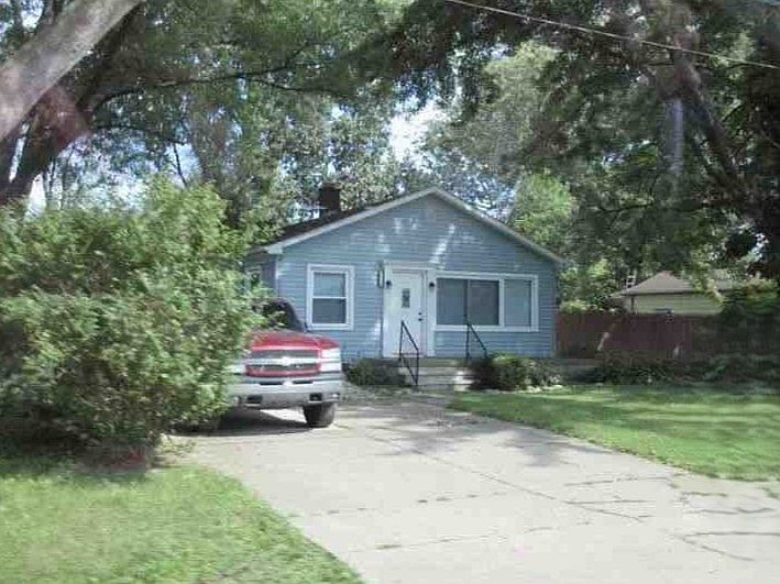 39214 Charbeneau St, photo 2