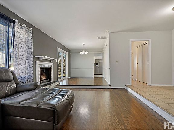 3rd image of 810 N Oakwood Dr