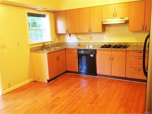 4th image of 402 Watch Hill Dr