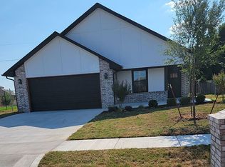 605 NW 20th St, Moore, OK 73160
