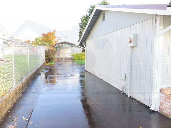 3rd image of 219 118th St E