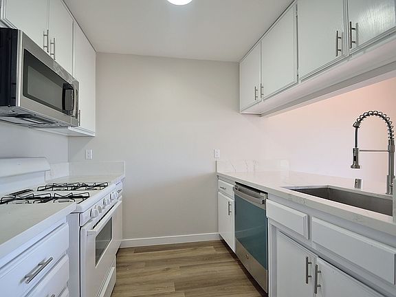 3rd image of 15112 S Berendo Ave APT 5