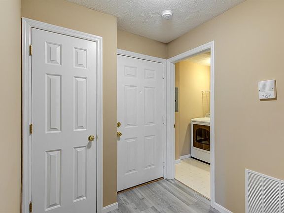 5th image of 511 Aspen Glen Dr