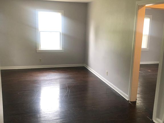 5th image of 2901 E Oak St
