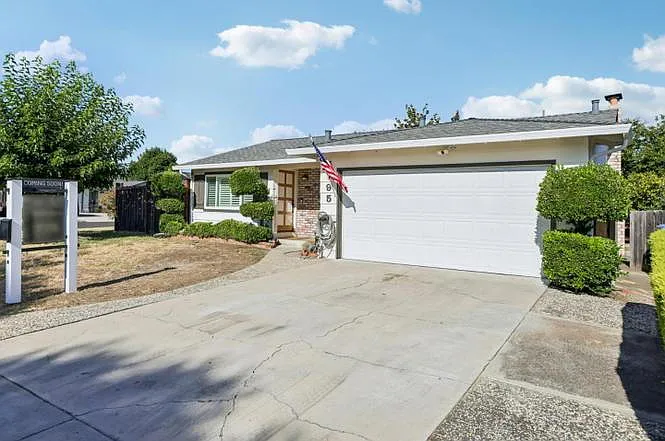 4 bed, 2.0 bath, 1353 sqft, $4,875 — Photo 2