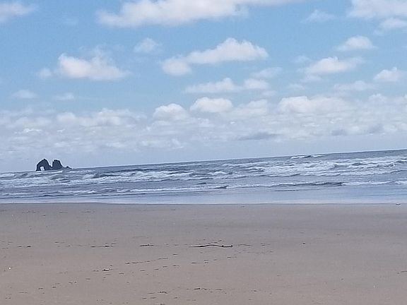15 minute stroll down to the beach from the house.