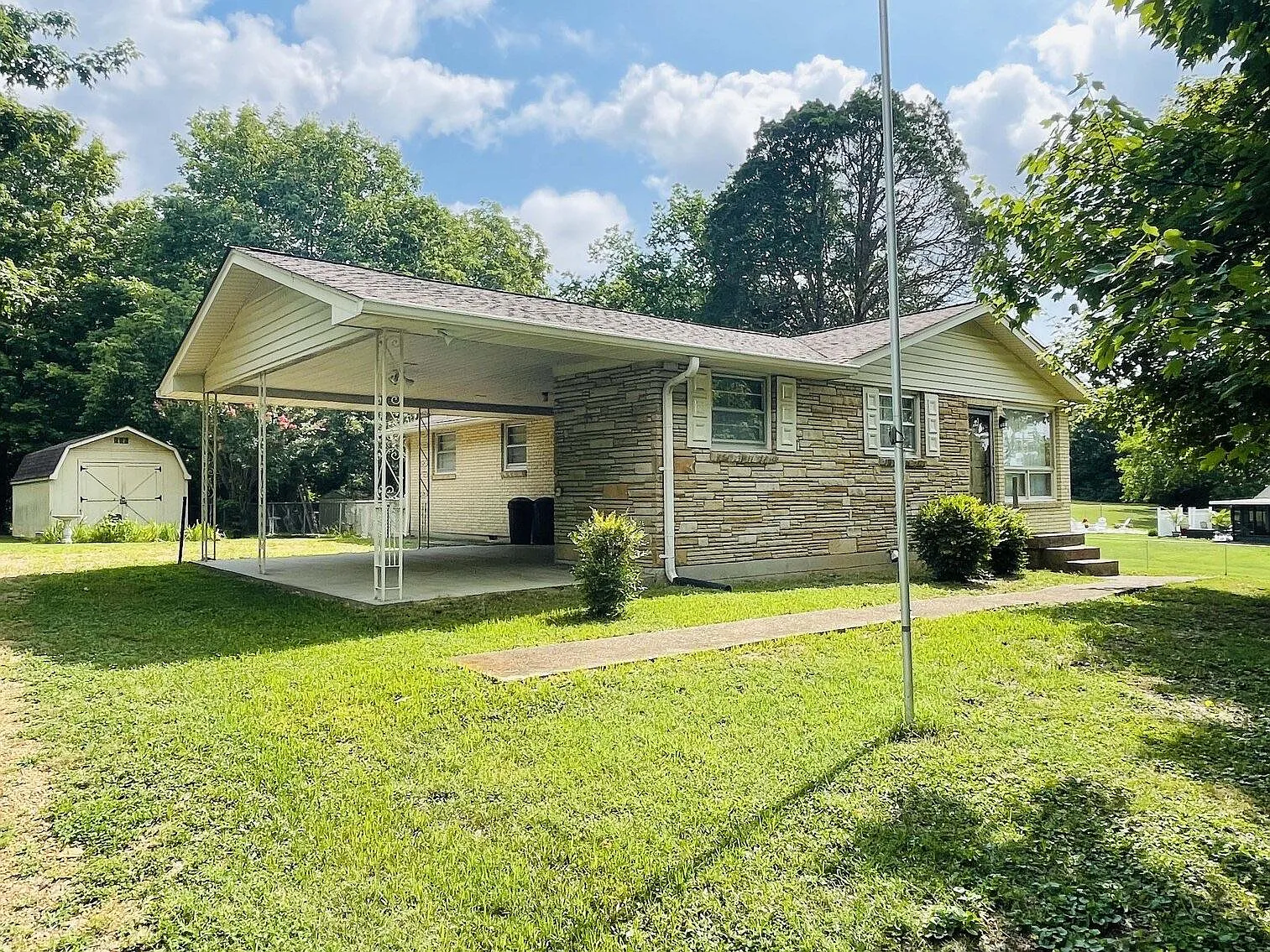 204 Edgebrook Rd — Photo 1