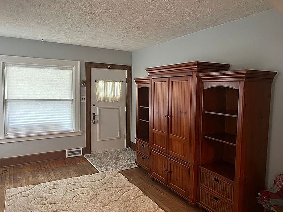 5th image of 2641 Maplewood St