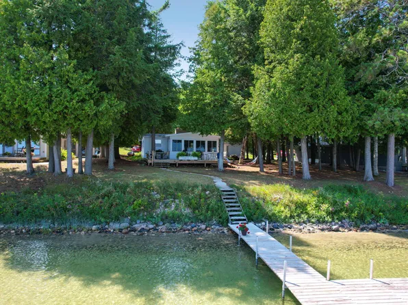 102 N Grandview Beach Rd, Indian River, MI 49749