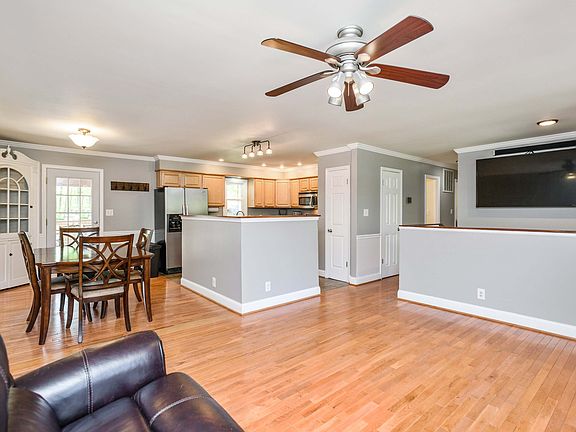5th image of 32 Clover Hill Dr
