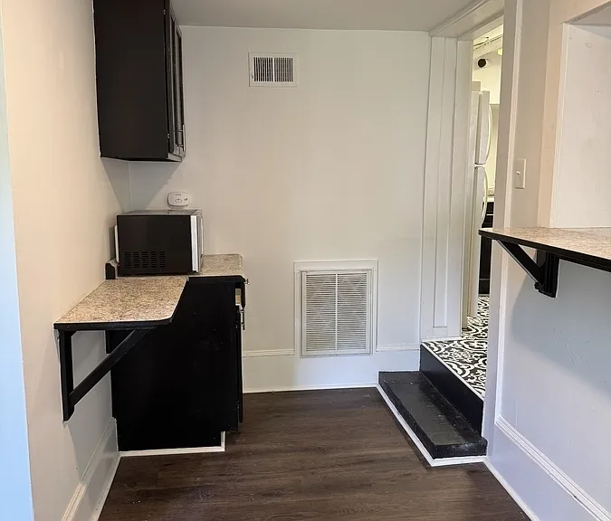 1021 W End Blvd #4 — Photo 4
