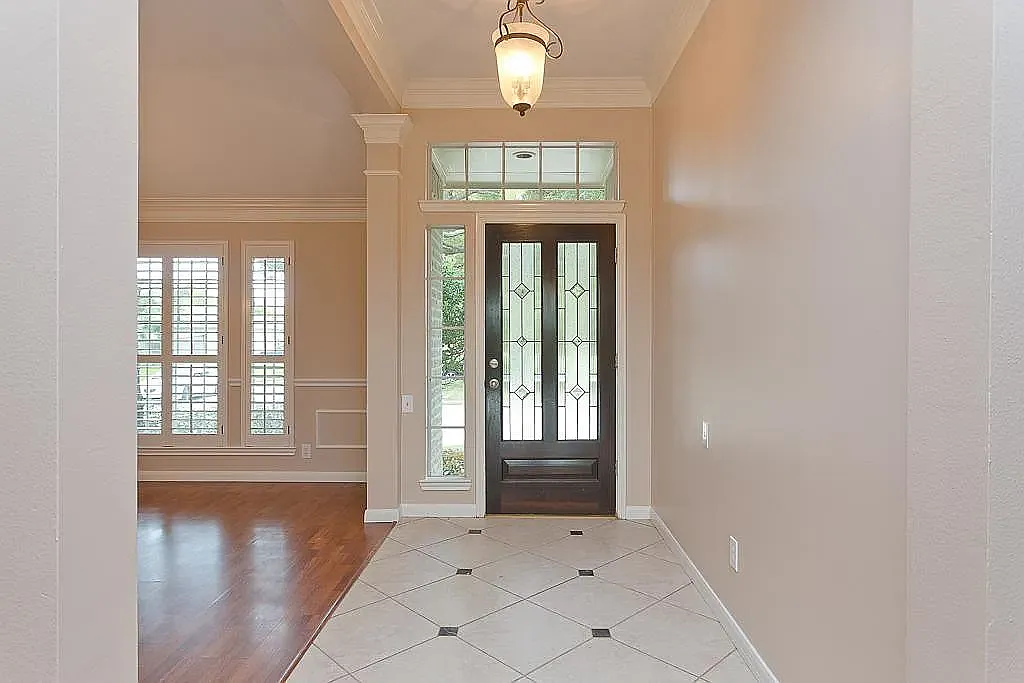 3 bed, 2402 sqft, $2,600 — Photo 4