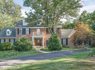 12824 Ladue Rd, Saint Louis, MO 63141