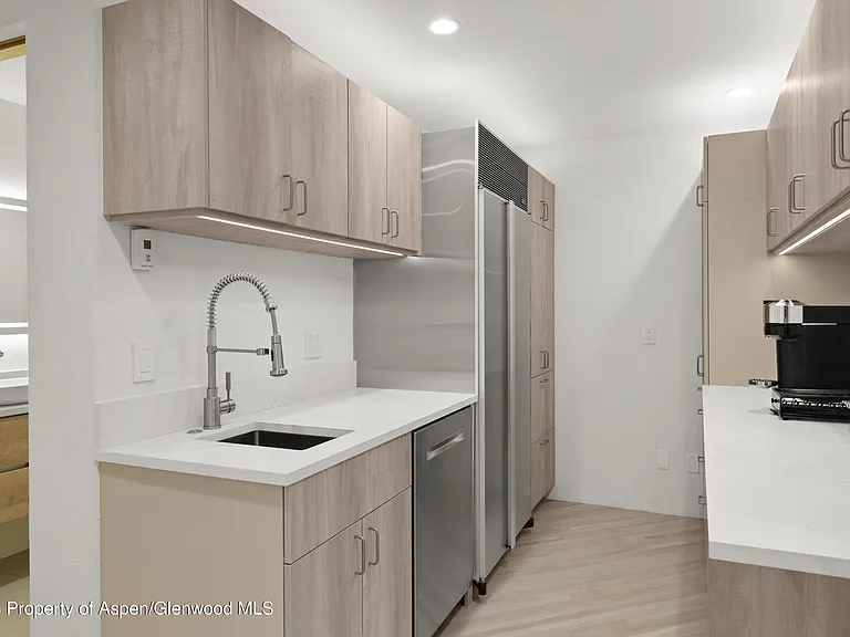 699 Eppley Dr — Photo 15