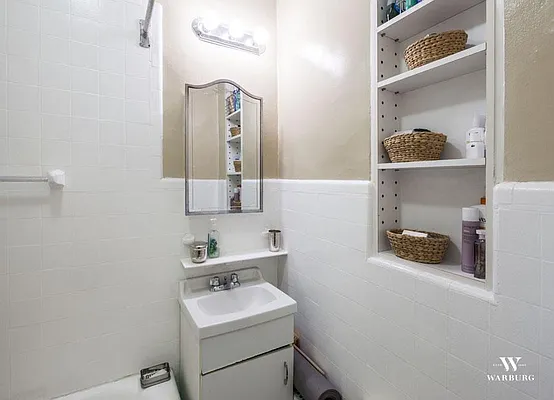 Rented by Warburg | media 10