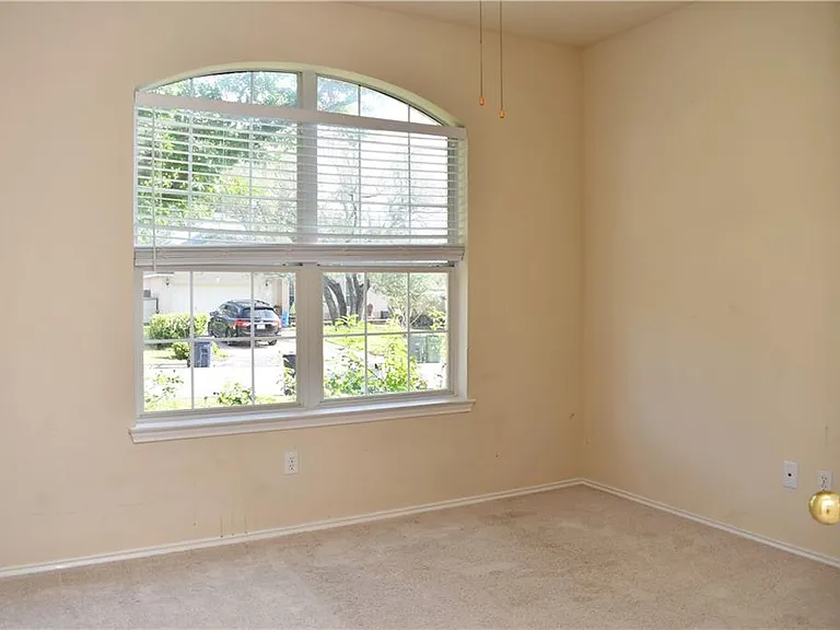 704 Thrush Dr — Photo 8