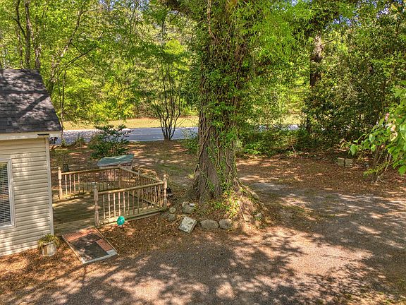 3rd image of 1004 Eagle Rock Rd
