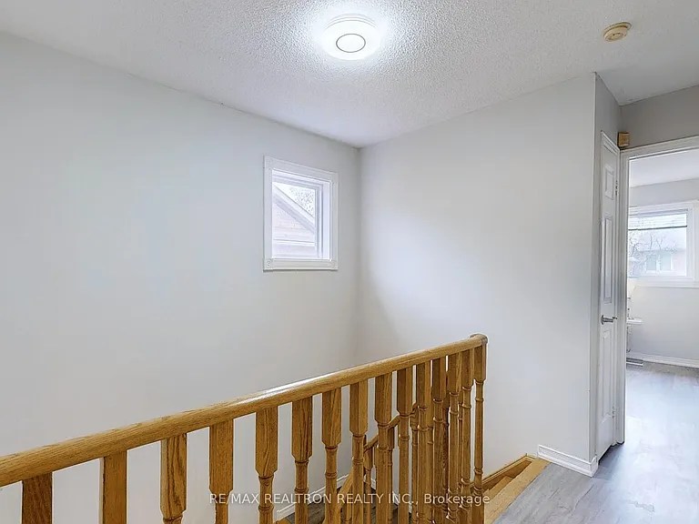 8 Estoril St #UPPER — Photo 12