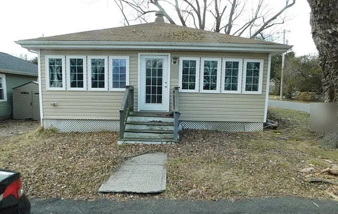 250 Bay Ave photo 1