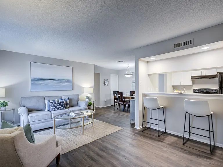 L'Estancia Apartment Homes — Photo 13