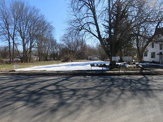 2nd image of 1396 Lake Rd