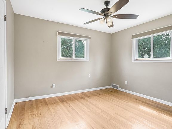 5th image of 578 Belton St