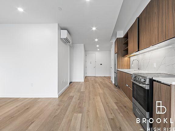4th image of 50 E 10th St #207