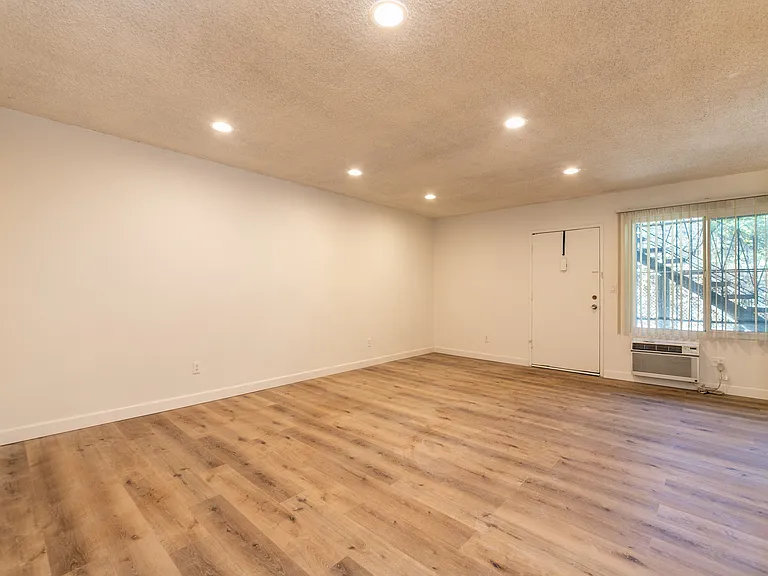 1908 Clinton St #4 — Photo 9
