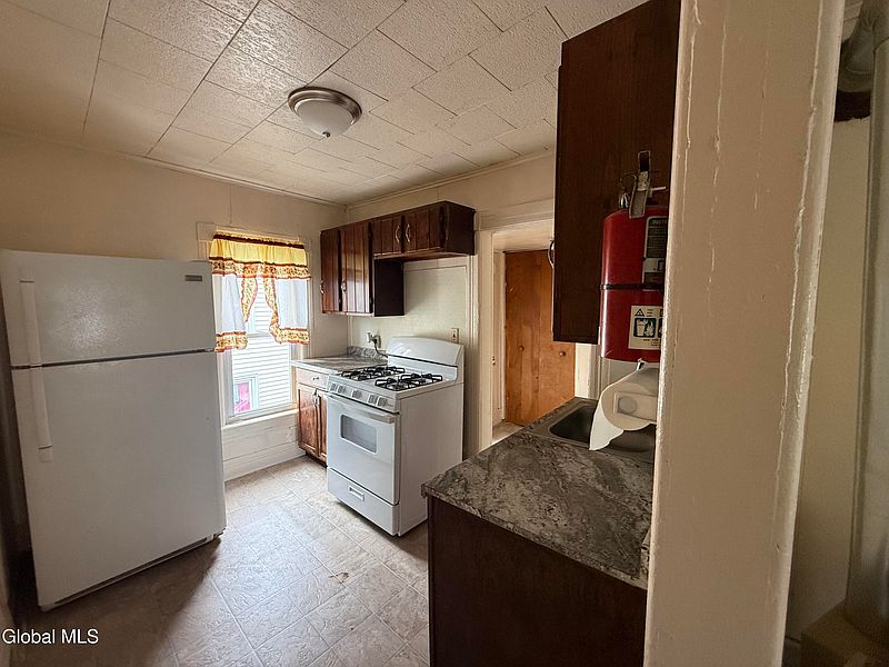 3rd image of 208 Maple Street