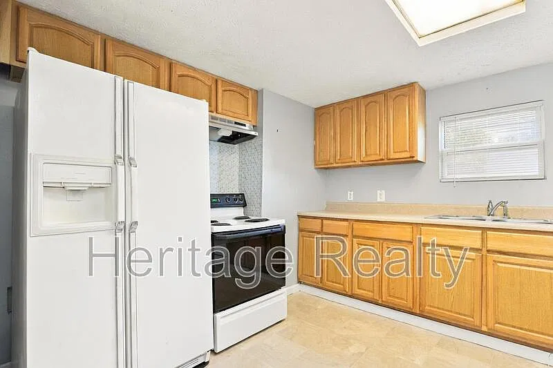 3 bed, 2.0 bath, 1258 sqft, $1,800 — Photo 4