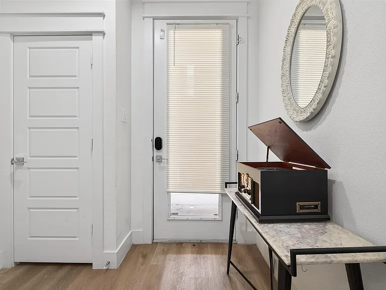 523 Schweikhardt St — Photo 32