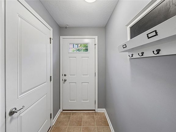 2nd image of 1803 Pointe View Dr