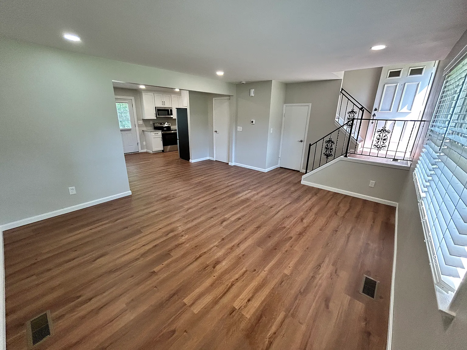 134 Kathleen Dr — Photo 2