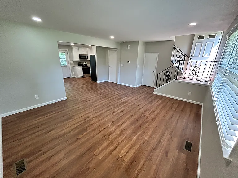 134 Kathleen Dr — Photo 2