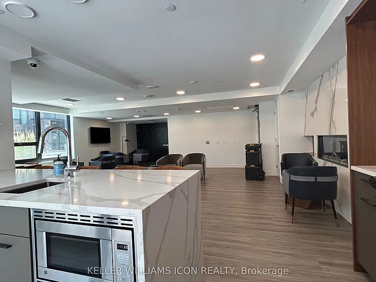 340 Queen St #810 — Photo 16