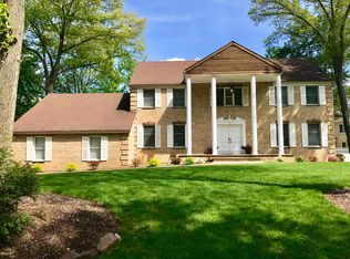8 Lyons Ct, Woodcliff Lake, NJ 07677