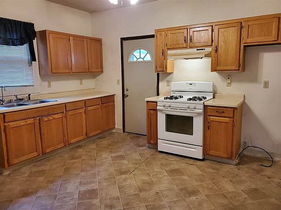 3rd image of 421 Forest Ave