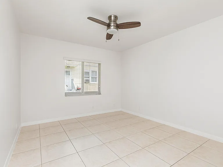 24 SW 6th St #2 — Photo 14