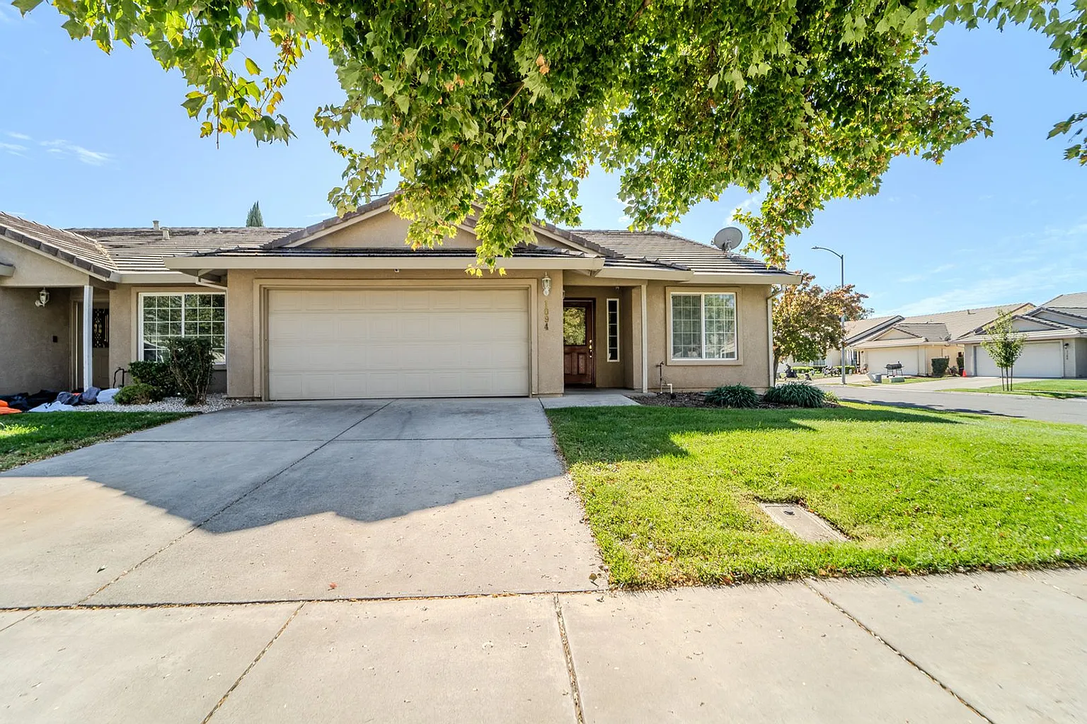1094 Arbor Dr photo 1