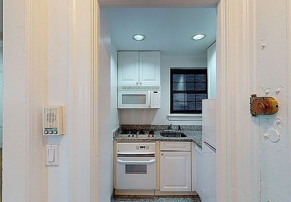 4th image of 20 E 67th St APT 4R
