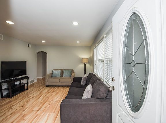 5th image of 2710 Calwagner St